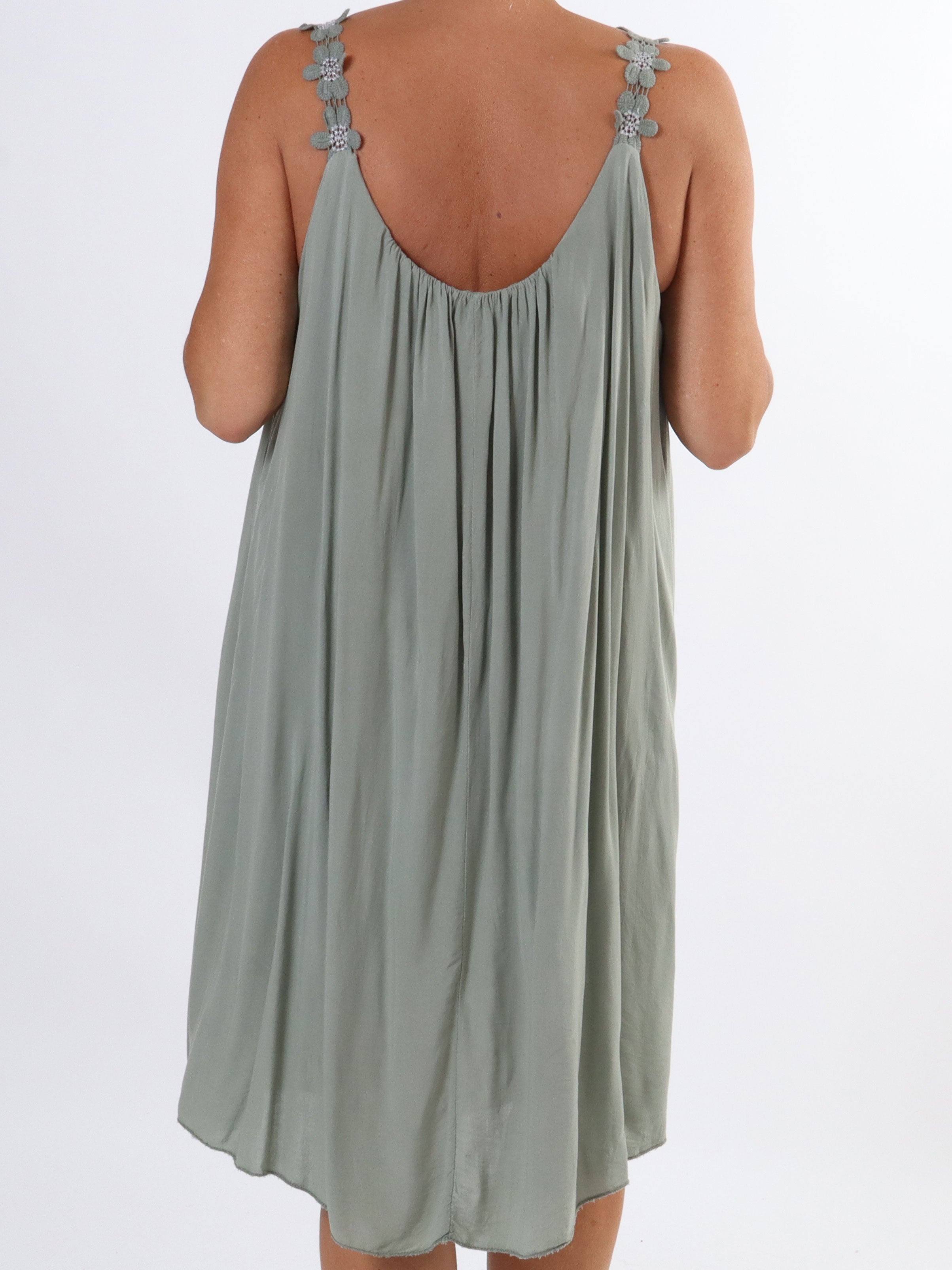 Ane - Sød plus size sommerkjole med broderet stroppe